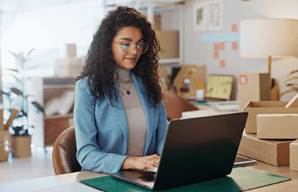 Mujer en empresa de retail manejando flutter